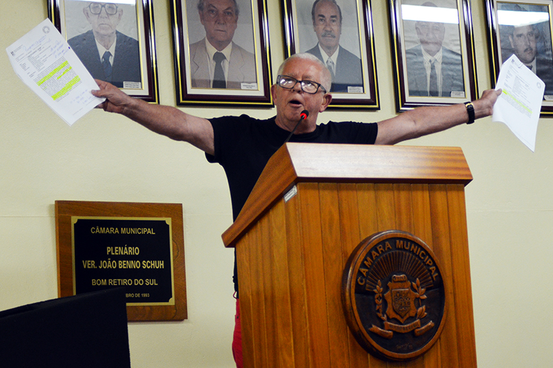 José Moisés da Rosa apresentou documentação dos processos envolvendo ele e o colega que estão no centro de confusão ocorrida no fim de 2014. (Foto: Juliano Beppler da Silva / Divulgação)