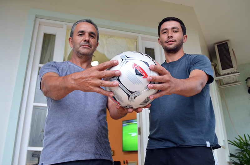 Eloar e Maquiel nutrem o mesmo prazer por serem árbitros de futebol. (Foto: Juliano Beppler da Silva / Giro do Vale)