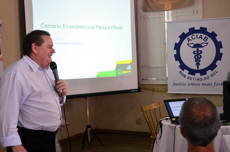 Neori Ernani Abel palestrou falou sobre o cenário econômico e perspectivas. (Foto: Juliano Beppler da Silva / Giro do Vale)