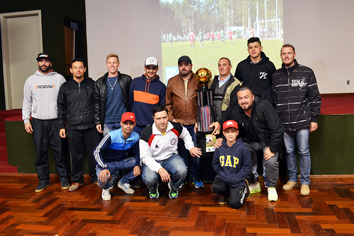 Representantes do Rudibar, que levou a maior parte dos prêmios na noite. (Foto: Juliano Beppler / Giro do Vale)