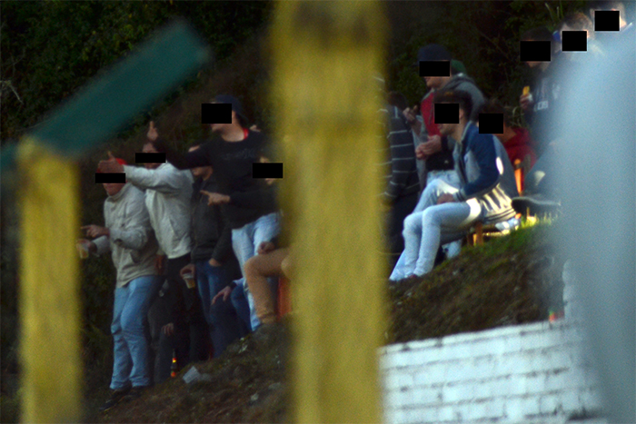 Grupo de torcedores que ofendeu o jogador, estava na lateral do campo, próximo a marca do escanteio. (Foto: Divulgação)